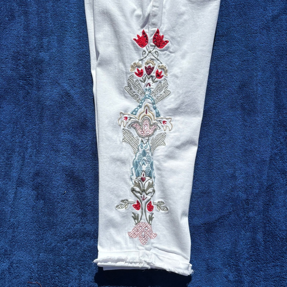 Nine West Jeans White Embroidered Chrystie Capri Women’s Size 14 💥Host Pick💥 - Picture 8 of 15